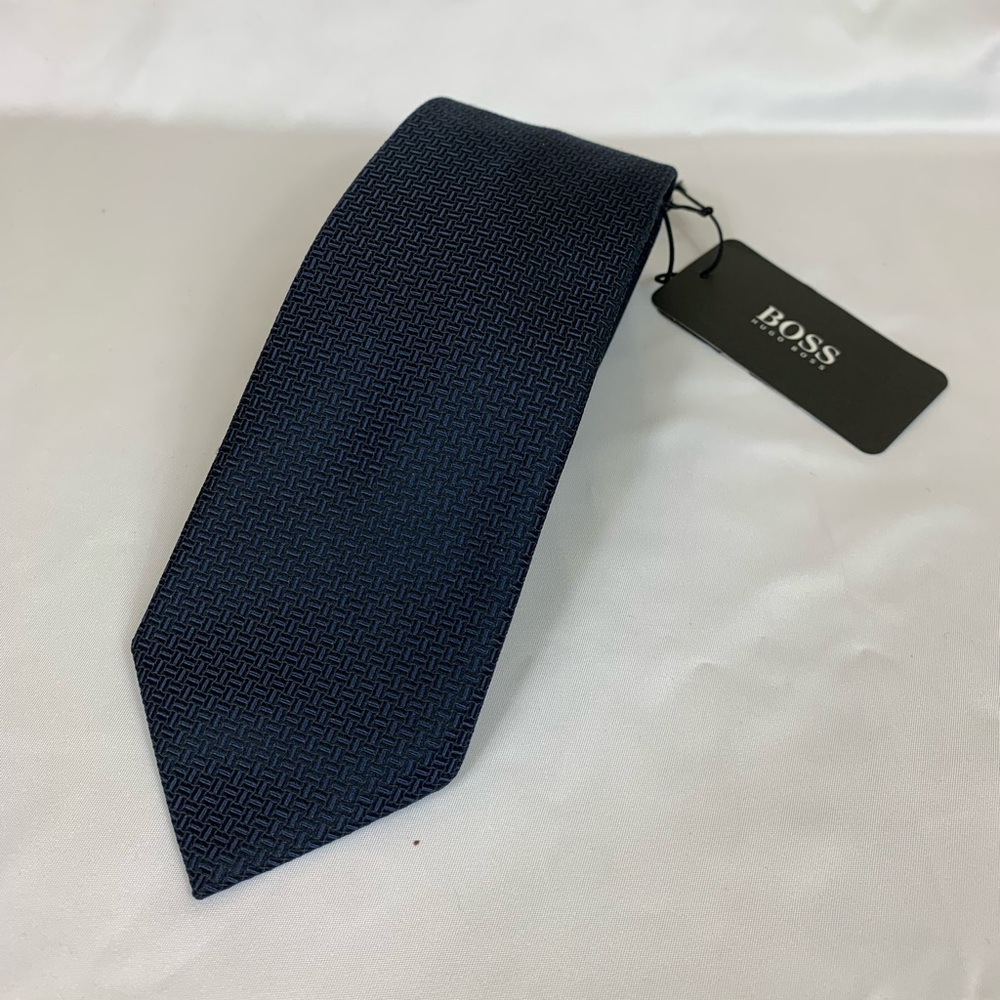 Hugo Boss Luxury 100% Silk MedBlue Geometric Tie Regular Width 3 in / 7.5cm